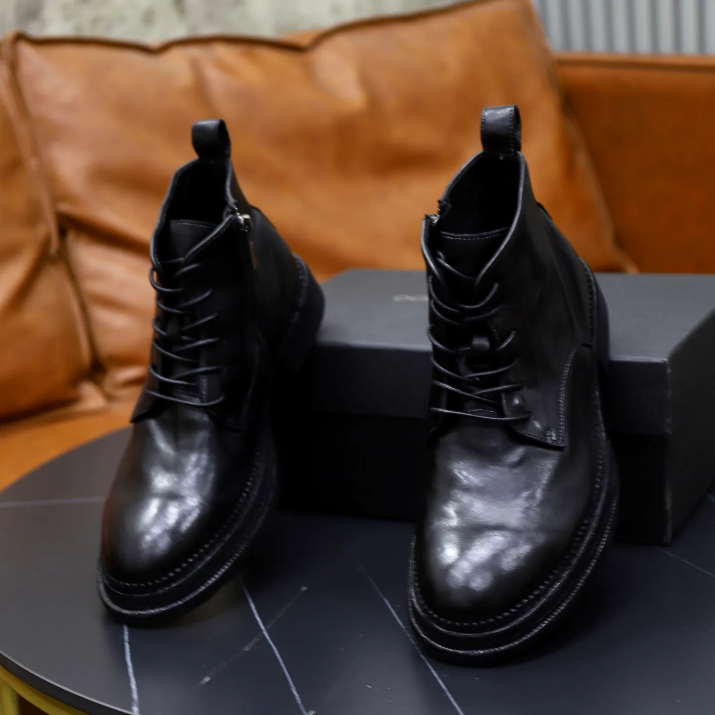 Ex-factory price: 1320💰DG men’s new horse leather work boots! Dongguan's top quality work boots are made of washed horsehide. The body is scratched and distressed. It is a work of hand-rubbing craftsmanship. The collar is wrapped in soft cow leather. It is simple and beautiful, fashionable and casual. It is equipped with a full cowhide lining and embossed logo feet. It is matched with a combination of genuine leather and zigzag rubber outsole. Look at the details of the leather material. If you pursue high quality, check it out! Extremely comfortable! Comes with original box and dust bag! Size: 38-39-40-41-42-43-44 standard leather shoe size